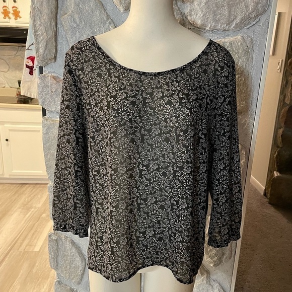 H&M Black And White Floral Print Scoop Neck Lightweight Blouse- Size U.S. 12 - Picture 1 of 8